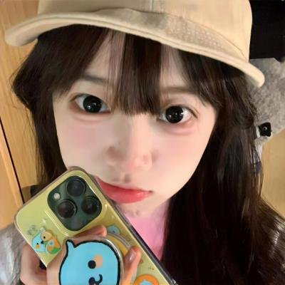 玻璃橱窗中的姑娘